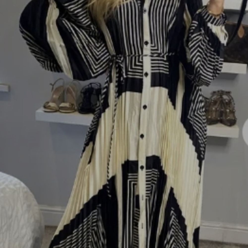 Elegant Black and White Geometric Maxi Dress - Picture 3 of 3